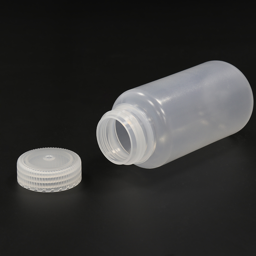 ULAB Scientific Wide-Mouth Plastic Round Bottles and Measuring scoops set, 6pcs of Bottles, Natural color, Cap.250ml, 2pcs of Measuring scoops Offered, Plastic material, White color, URB1009