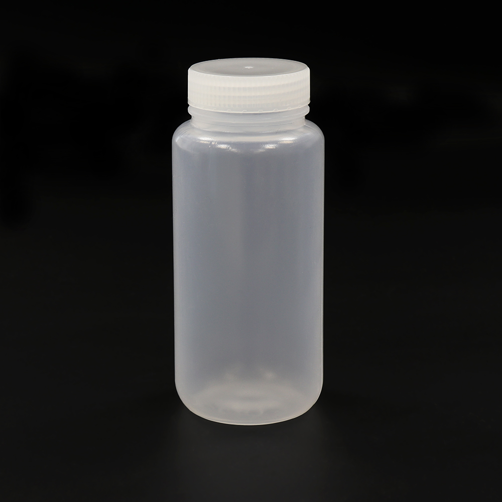 ULAB Scientific Wide-Mouth Plastic Round Bottles and Measuring Scoops Set, 3pcs of Bottles, Natural Color, Cap.500ml, 2pcs of Measuring Scoops Offered, Plastic Material, White Color, URB1010